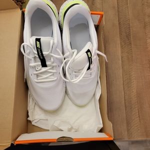 2 pairs of never worn Nike Revolution 5